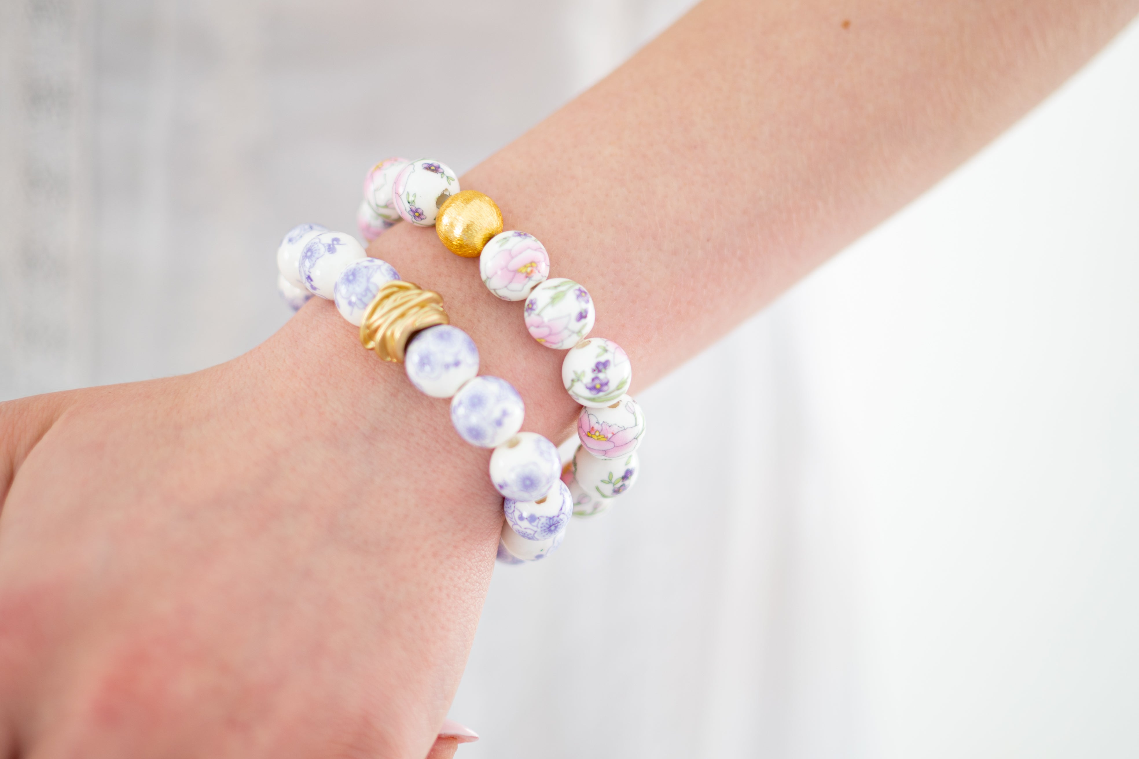 The Camille Chinoiserie Painted Bead Stretchy Bracelet with Brushed Gold Ball - Lilac Floral